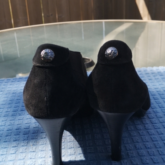 Shoes - Picture 3 of 4